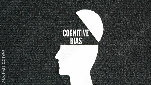 Quadro su tela magnifying glass with brain icon and the word Cognitive bias