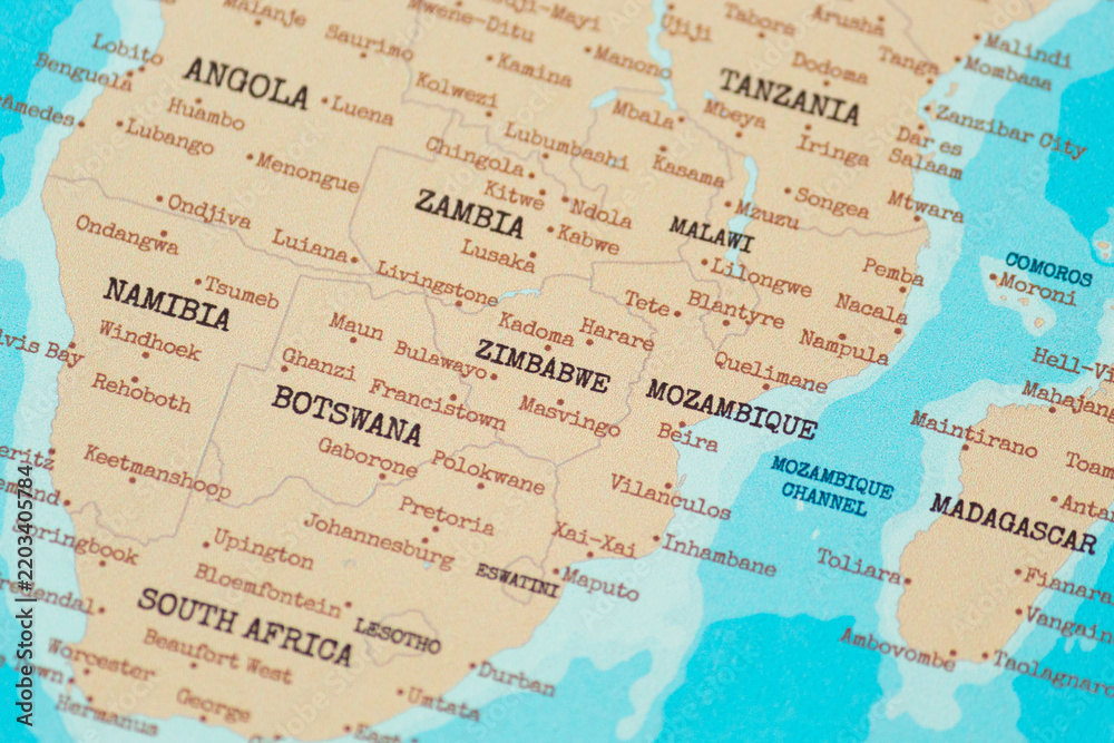 Obraz premium Close up view of zimbabwe on a vintage political world map