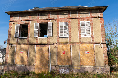 Maison abandonnée avec pose de panneaux anti-squat