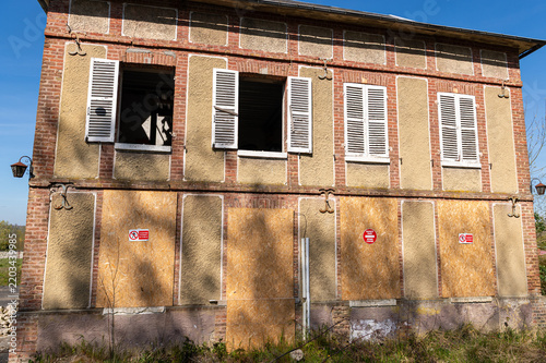 Maison abandonnée avec pose de panneaux anti-squat