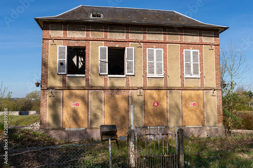 Maison abandonnée avec pose de panneaux anti-squat