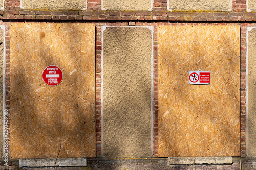 Maison abandonnée avec pose de panneaux anti-squat