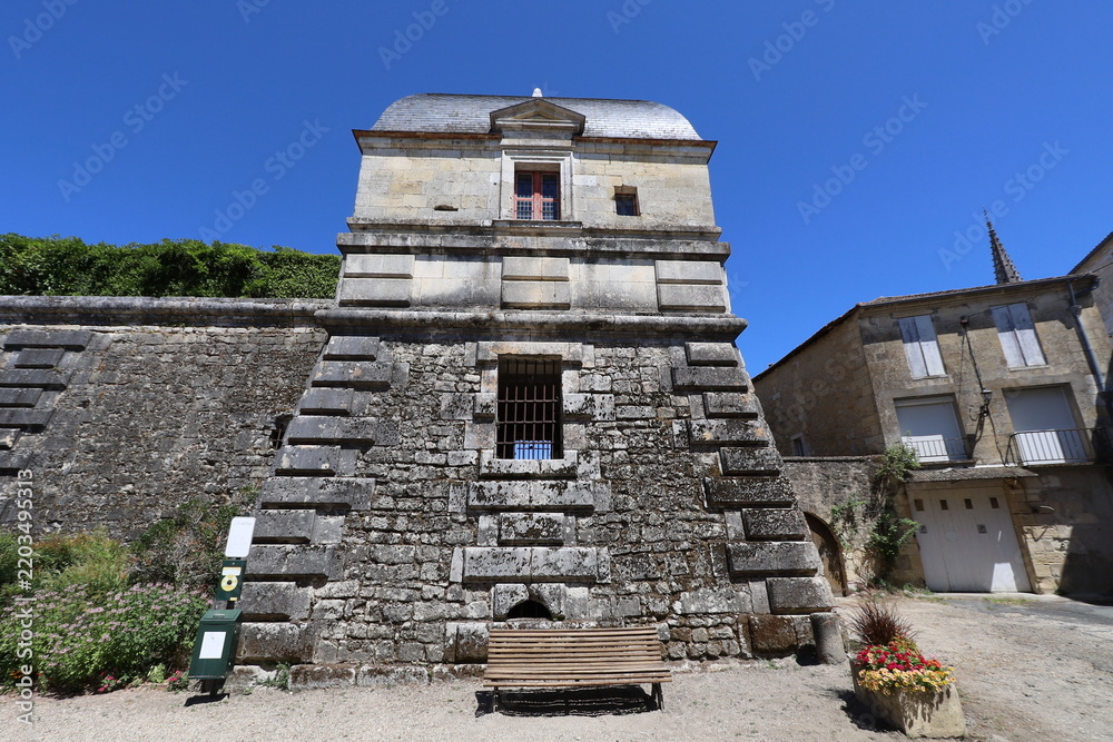 Fototapeta premium Anciennes fortifications, ville de Cadillac sur Garonne, département de la Gironde, France