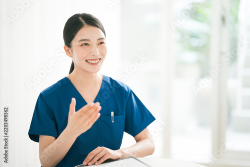 カウンセリングをしているスクラブを着た女性