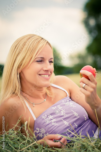 Gesunde Ernährung mit frischem Apfel in der Natur