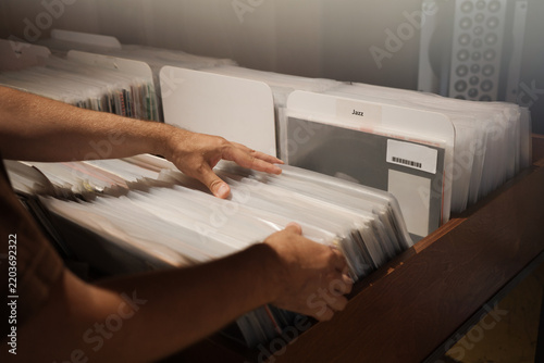 Cuadro en lienzo Jazz vinyl discovery in record store, hand browsing physical albums for music collecting, retro culture, nostalgia and intentional offline leisure