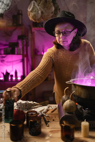 Fotografie realistic witch brewing a potion in a cauldron