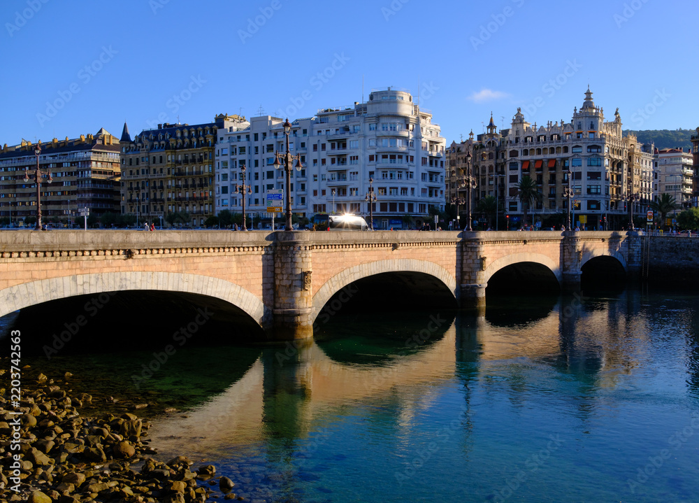Obraz premium Santa Catalina Bridge crossing Urumea River, San Sebastian, Basque Country, Spain