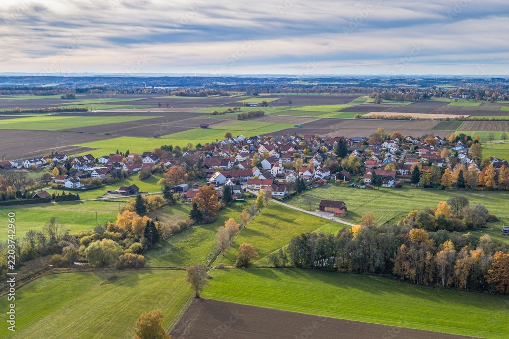 Obraz premium Das oberbayerische Alpenvorland rund um die Gemeinde Schwifting aus der Vogelperspektive