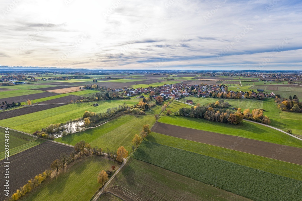 Obraz premium Das oberbayerische Alpenvorland rund um die Gemeinde Schwifting aus der Vogelperspektive