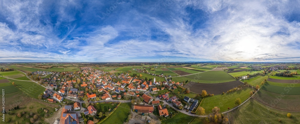 Obraz premium Das oberbayerische Alpenvorland rund um die Gemeinde Schwifting aus der Vogelperspektive