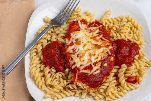 Fotografía rotini pasta   with chicken parmsan