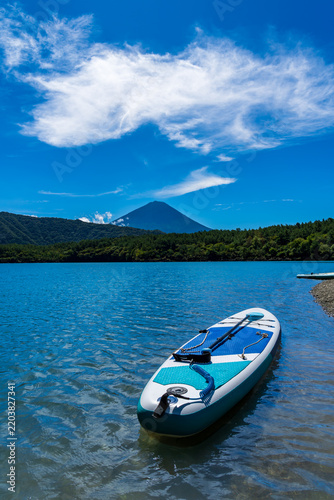 初秋の西湖に浮かぶサップと青富士