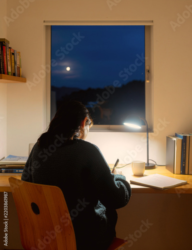 夜遅くまで勉強する学生