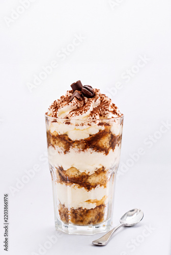 Tiramisu als Portion im Glas geschichtet