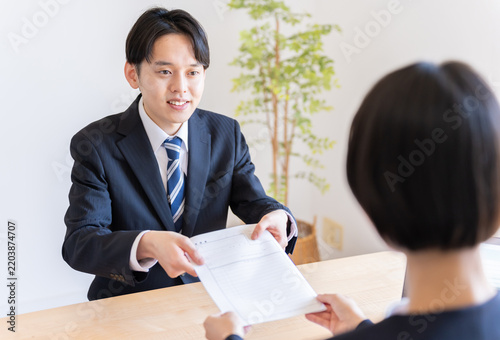 履歴書を渡す男性ビジネスマン