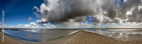 Wolkenstimmung an der Nordsee auf der Nordfriesischen Insel Föhr als Panoramaaufnahme