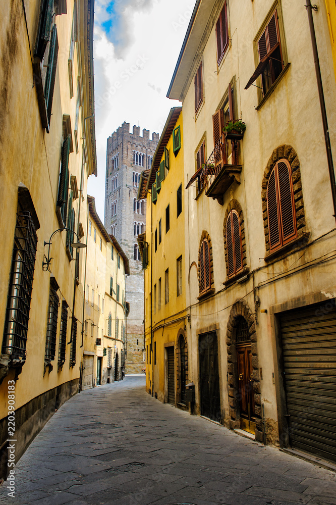 Fototapeta premium Lucca, Italy: old street with the belfry of the San Frediano church