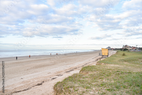 Foto People Picking up Trash on the Beach in Montevideo’s Suburb Carrasco in Uruguay