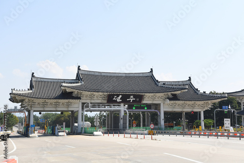 Hanok-style hihgway tollgate Jeonju tollgate