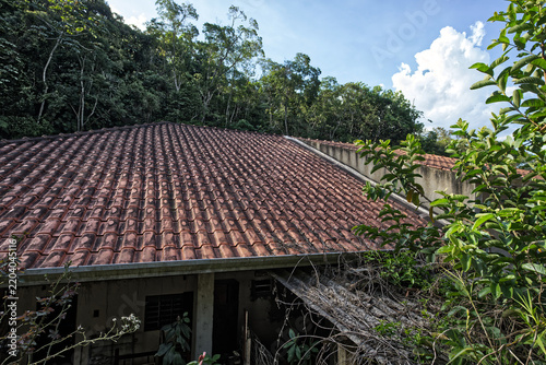 Foto Old ceramic roof with weathered tiles