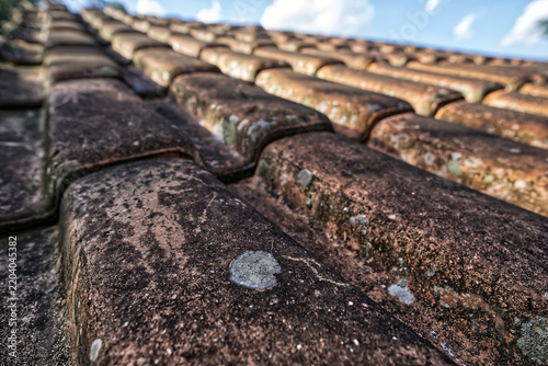 Foto Old ceramic roof with weathered tiles