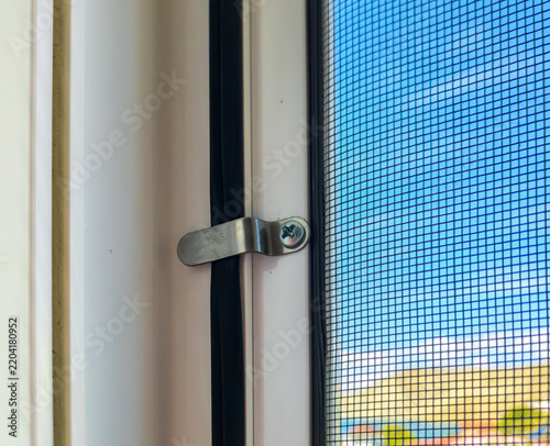 Rotating clamp for fixing the mosquito net in the window opening