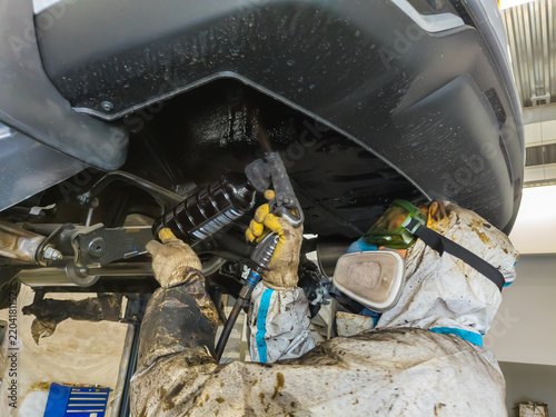 Coating the car's wheel arches with anti-corrosion mastic