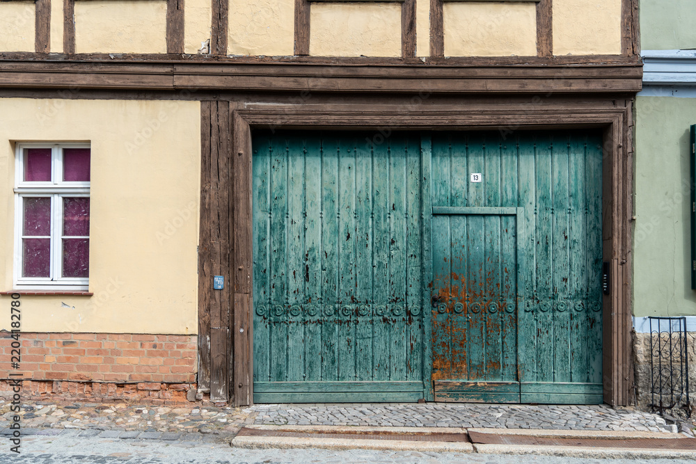 Fototapeta premium Historische Fachwerkhäuser in einer Altstadtgasse in Quedlinburg