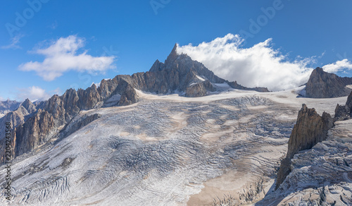 La Dent du Géant en saison d'été avec son glacier dans le massif du Mont-Blanc