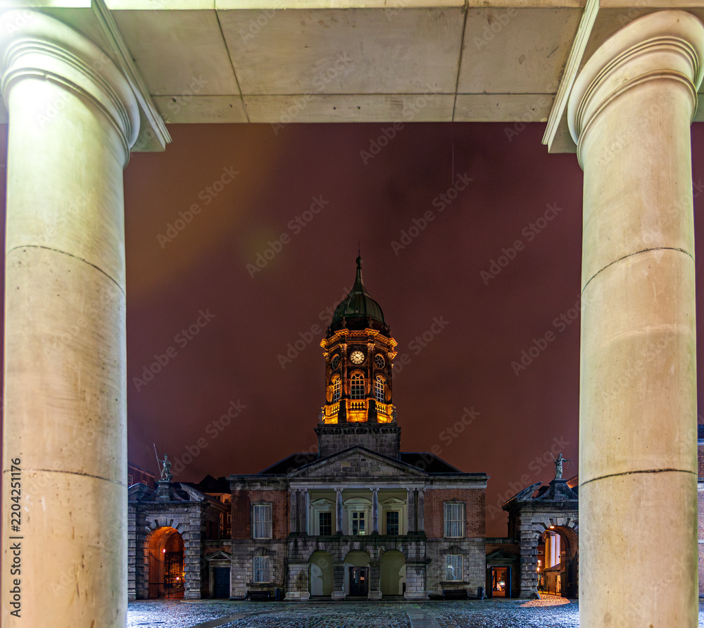Obraz premium Illuminated Bedford Tower and Hall at Dublin Castle, framed by columns