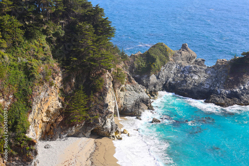 Konstfotografi Big Sur, California, USA - McWay Falls in Julia Pfeiffer Burns State Park With P