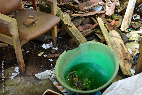 Foto A crumbling room filled with construction debris and fragments of roof tiles, fe