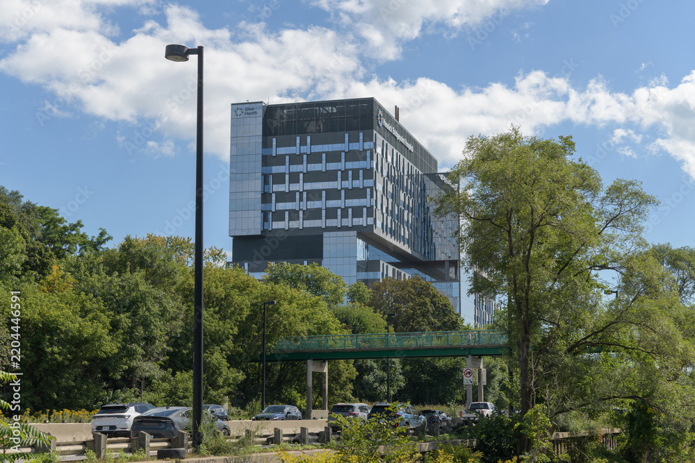 Obraz premium wide distant view of the north-west elevation of Hennick Bridgepoint Hospital seen from Don Valley Trail, Toronto