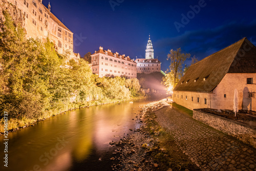 Krumau an der Moldau mit Schloss und Schlossturm bei Nacht
