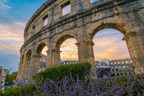Das römische Amphiteater in Pula auf der Halbinsel Istrien in Kroatien an einem Abend im Sommer