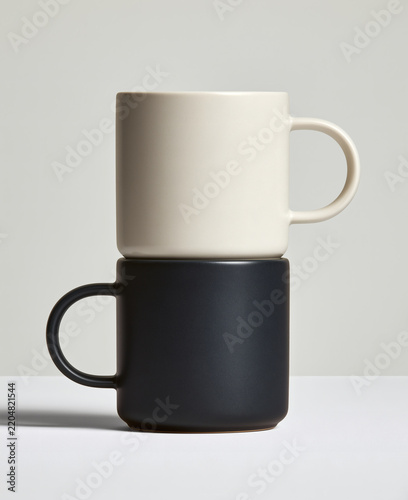 Tazas blanca sobe taza negra