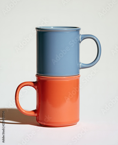 Tazas azul sobre taza roja