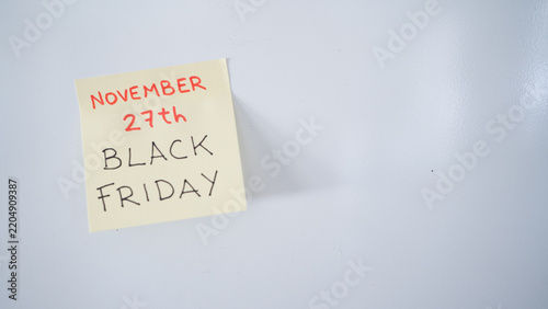 Black friday shopping sale reminder on sticky note
