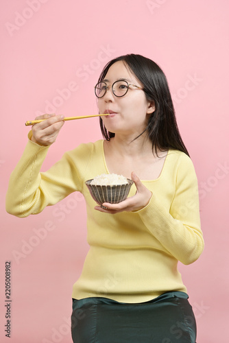 ご飯を食べる若い日本人女性