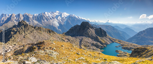 Le Massif du Mont-Blanc avec le Lac Cornu en avant plan en Haute-Savoie