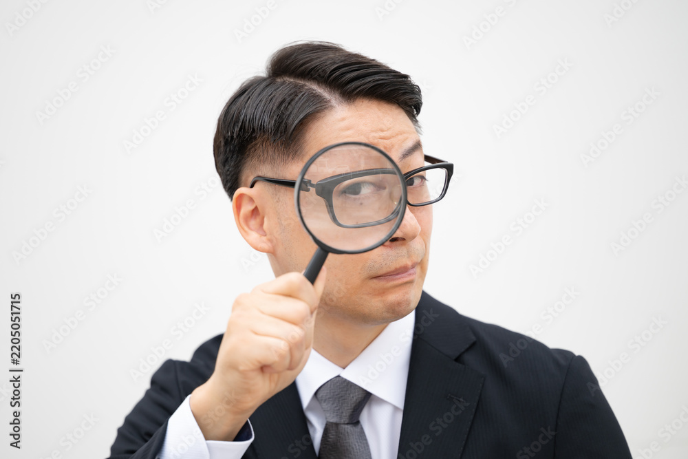 Fototapeta premium ルーペを持った男性