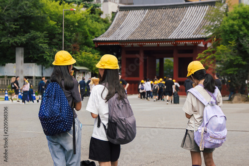 修学旅行の小学生たち