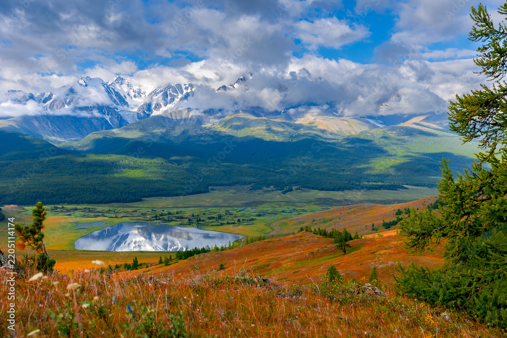 Obraz premium Stunning Altai mountains landscape with Dzhangyskol lake reflection, Russia