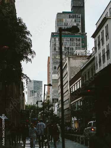 Calle céntrica y concurrida en una gran ciudad rodeada de edificios modernos y rascacielos