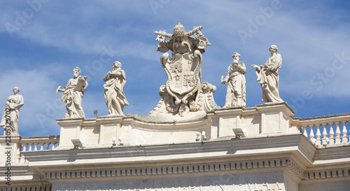 Obraz na plátně Coat of Arms of Pope Alexander VII and Sculptures of Saints on the Colonnade of St