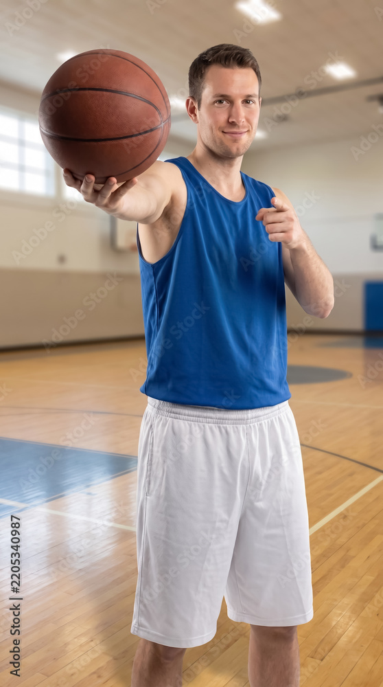 Obraz premium Basketball player holding ball on court