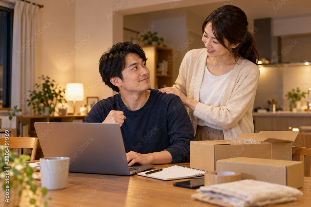 Obraz premium EC・副業・在宅ワークをする夫婦