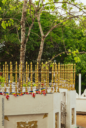 Obraz na plátně Golden fence Ran Weta surrounding a sacred Bodhi tree with Buddhist prayer flags
