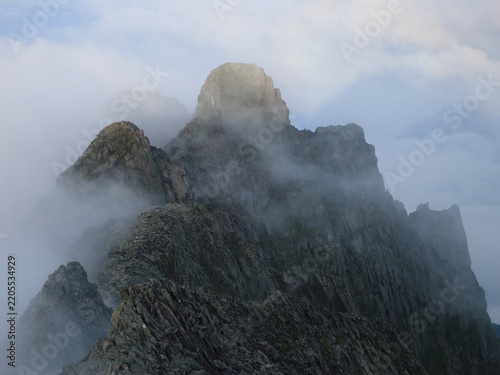 Bild auf Leinwand 北アルプスジャンダルム、雲海の門霧の峰暁に浮かぶ岩塔、沈黙の稜線雲間の巨岩霧に眠る峰